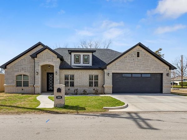 909 1st Street , Bridgeport, TX 76426