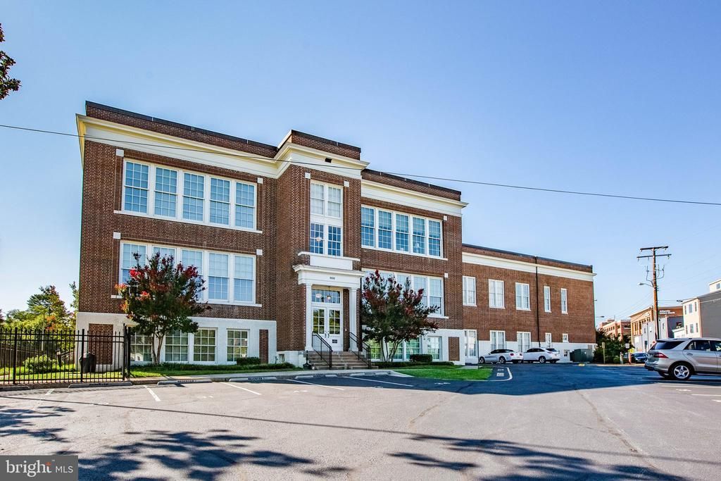 900 Barton Street, Unit 304, Fredericksburg, VA 22401 Main Photo