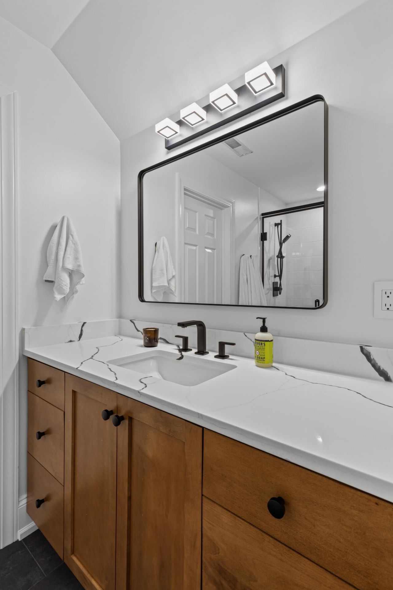 26 Woodford Street Photo 42