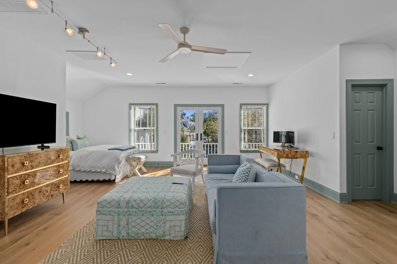 26 Woodford Street Photo 49