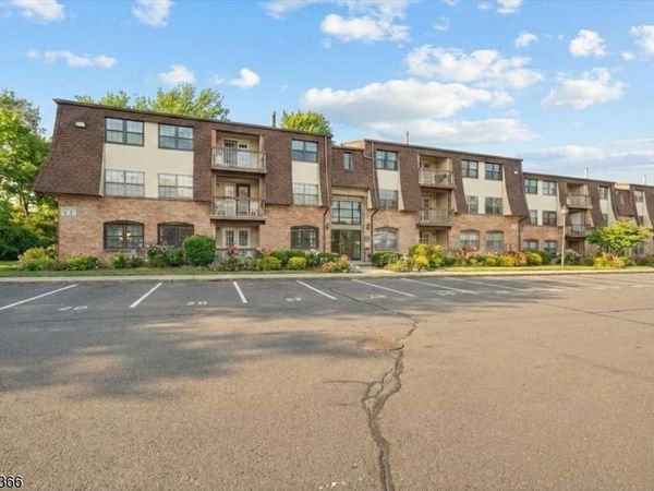 209 Green Hollow Dr, Woodbridge, NJ 08830