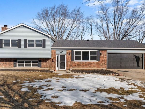 228 Wellington Drive, Crystal Lake, IL 60014