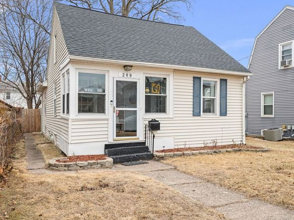 209 S Hazelwood Avenue , Davenport, IA 52802