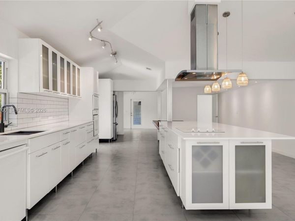 801 NE 118th St, Biscayne Park, FL 33161