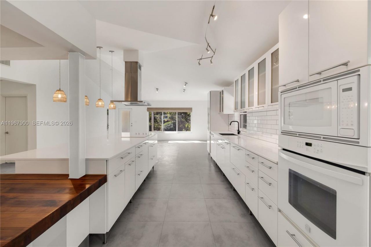 801 NE 118th St, Biscayne Park, FL 33161 Photo