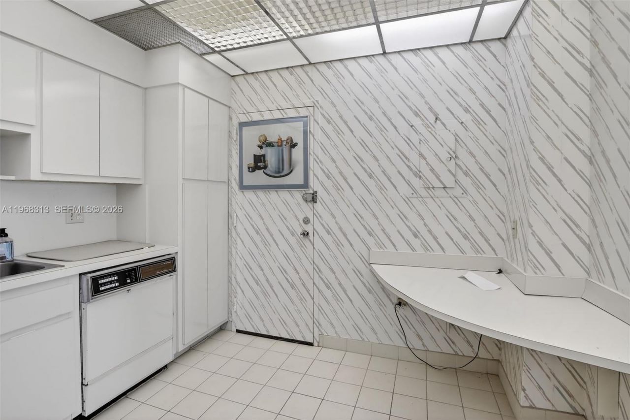 1980 S Ocean Dr, Unit 21E, Hallandale Beach, FL 33009 Photo