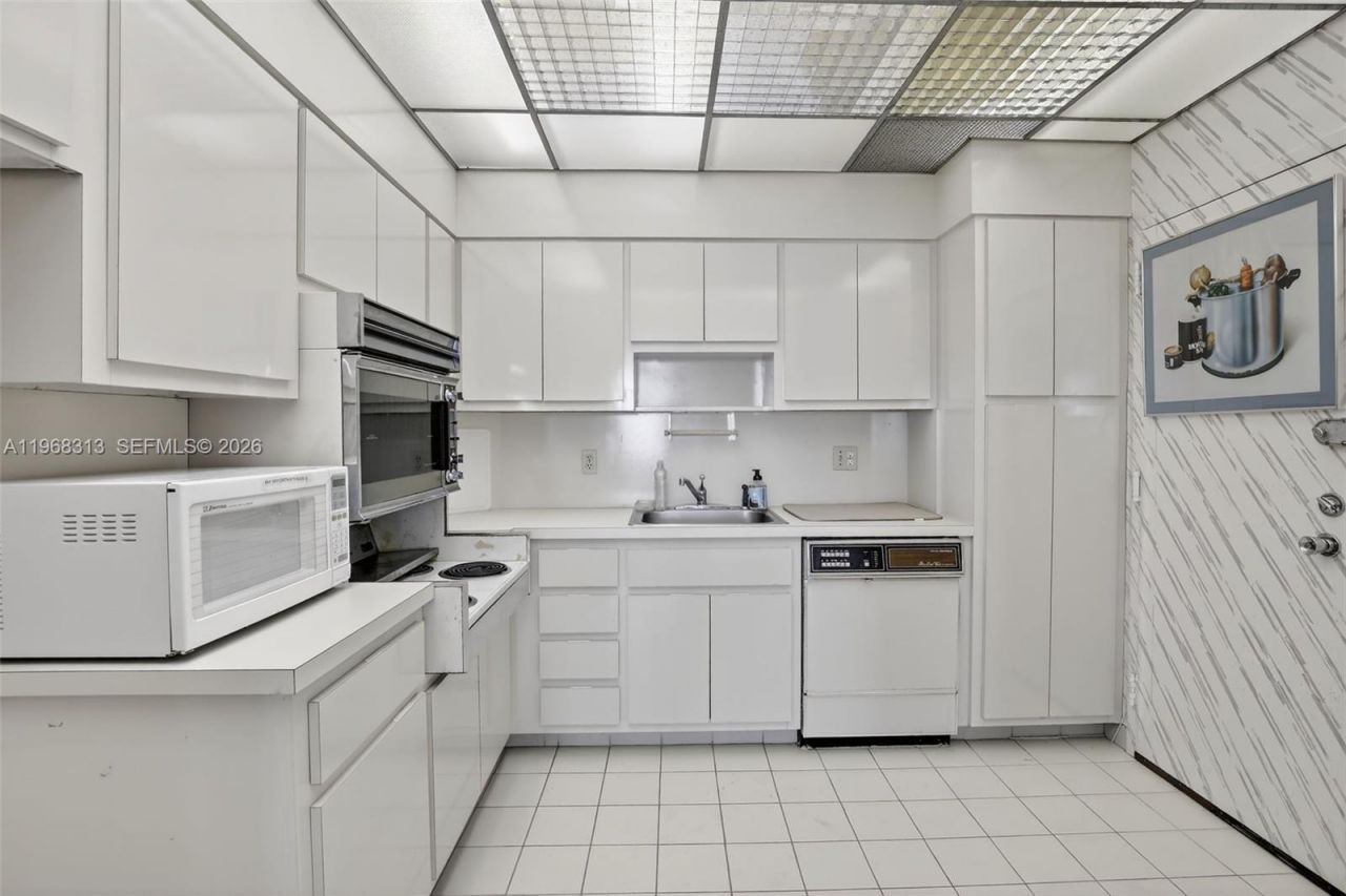 1980 S Ocean Dr, Unit 21E, Hallandale Beach, FL 33009 Photo