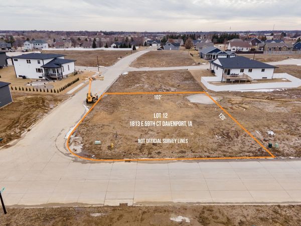 1813 E 59th Court , Davenport, IA 52807