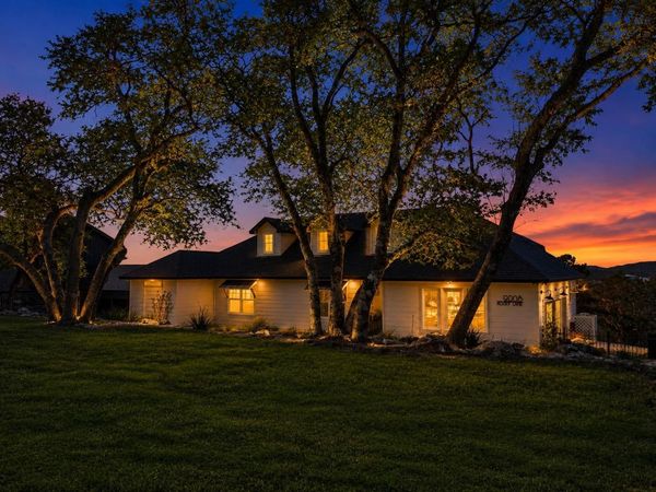 9008 Hobby LN, Jonestown, TX 78645