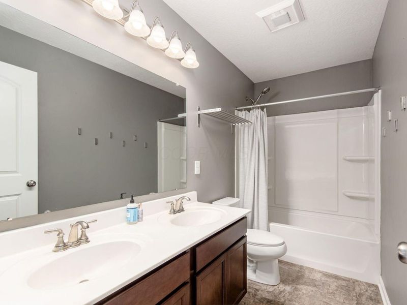 160 Chestnut Commons Drive, Commercial Point, OH 43116 Photo 32