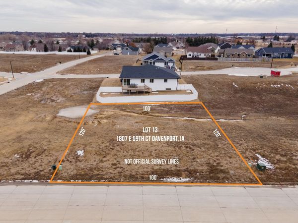 1807 E 59th Court , Davenport, IA 52807