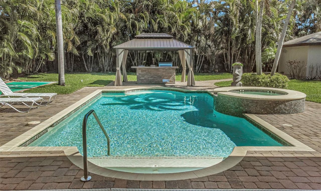 1437 Country Club Rd N Road N, Unit COUNTRY CL, Saint Petersburg, FL 33710 Photo