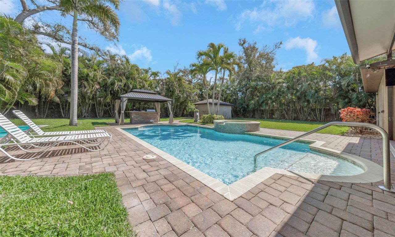 1437 Country Club Rd N Road N, Unit COUNTRY CL, Saint Petersburg, FL 33710 Photo