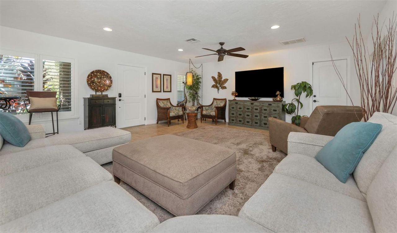 1437 Country Club Rd N Road N, Unit COUNTRY CL, Saint Petersburg, FL 33710 Photo