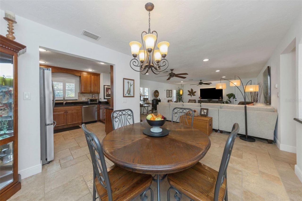 1437 Country Club Rd N Road N, Unit COUNTRY CL, Saint Petersburg, FL 33710 Photo