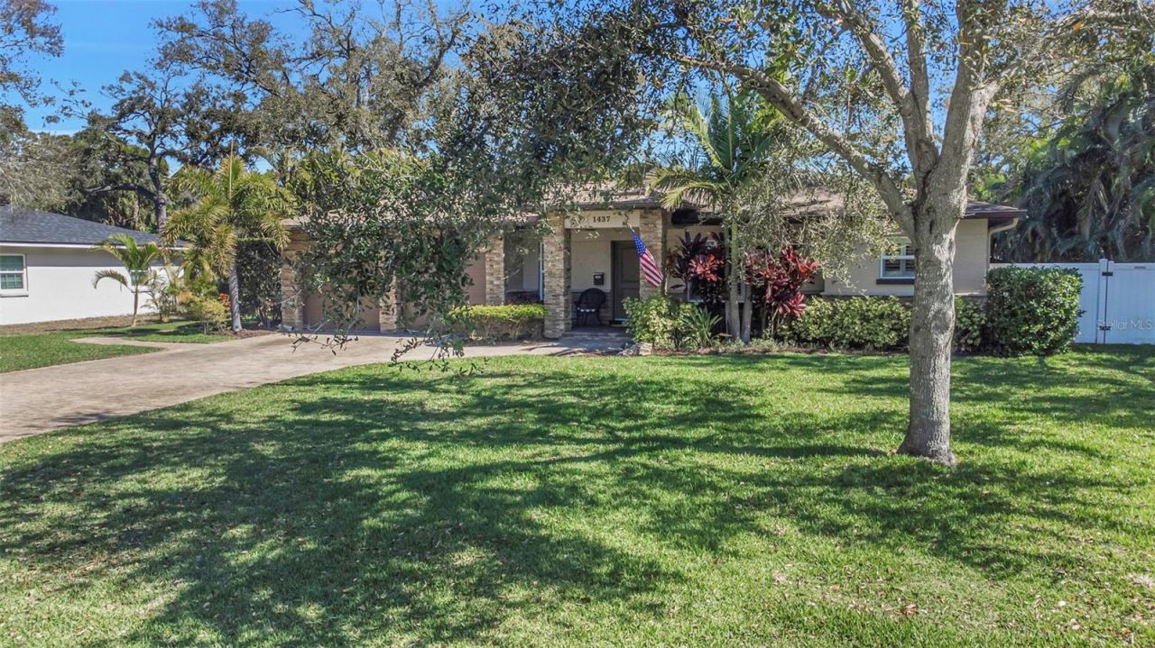 1437 Country Club Rd N Road N, Unit COUNTRY CL, Saint Petersburg, FL 33710 Photo