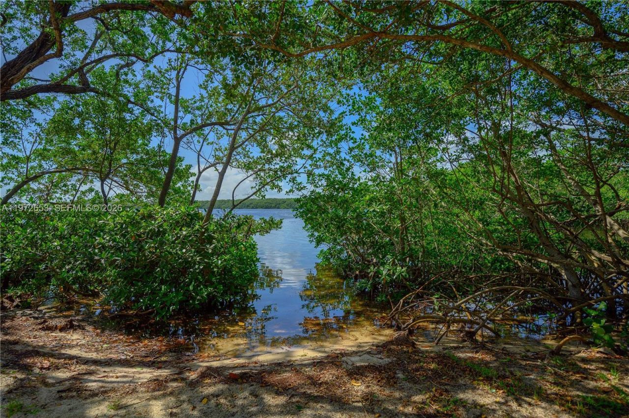 5990 Paradise Point Dr, Palmetto Bay, FL 33157 Photo