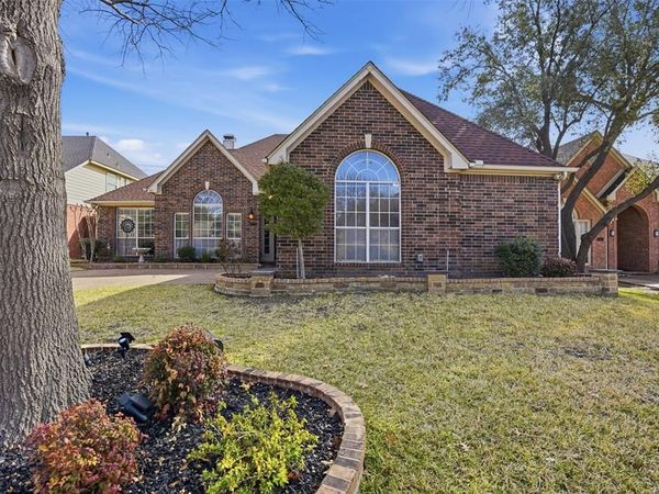 2221 Templeton Drive , Arlington, TX 76006