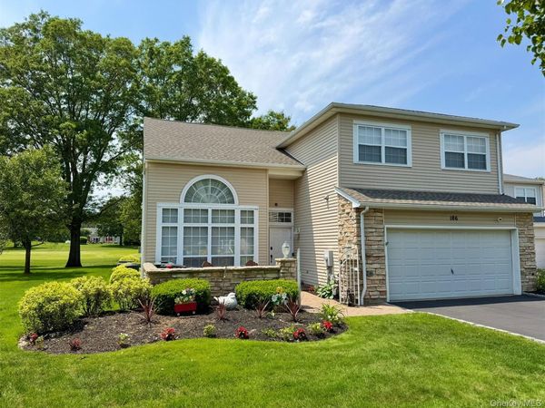 186 Windwatch Drive, Hauppauge, NY 11788