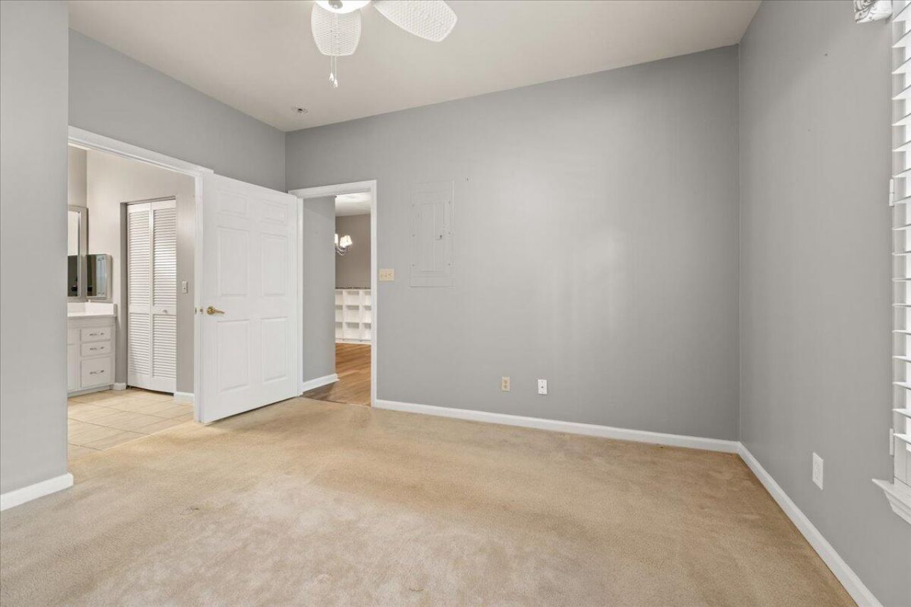 1600 Long Grove Drive Photo 10