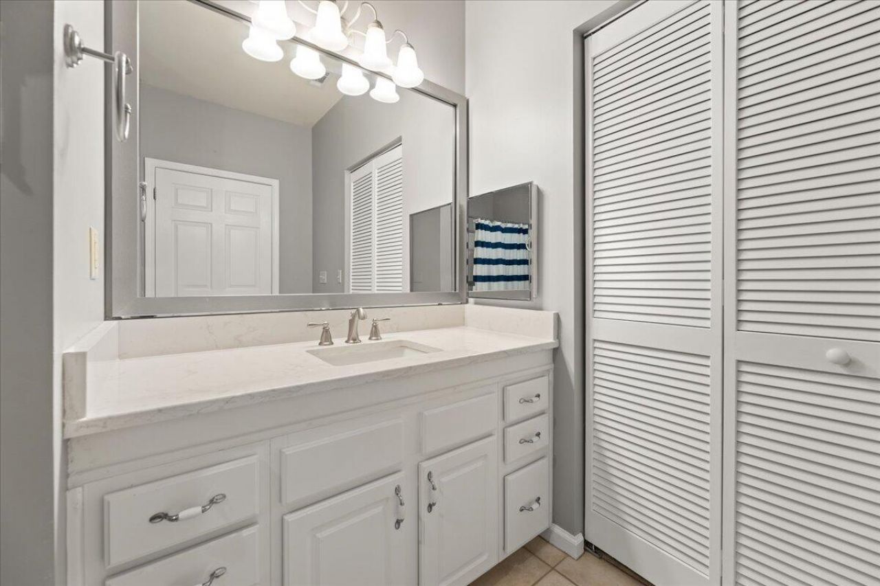 1600 Long Grove Drive Photo 11