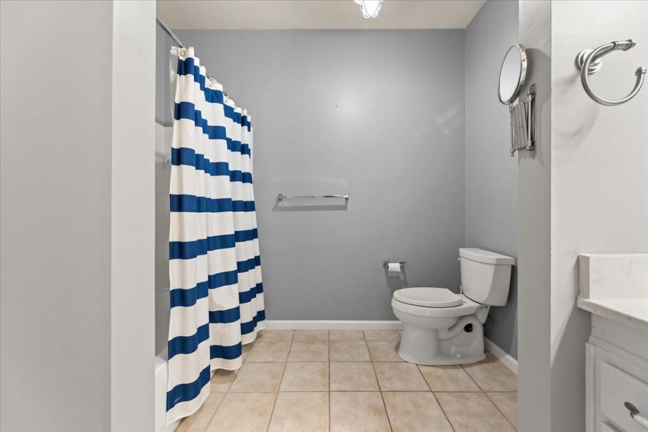 1600 Long Grove Drive Photo 12