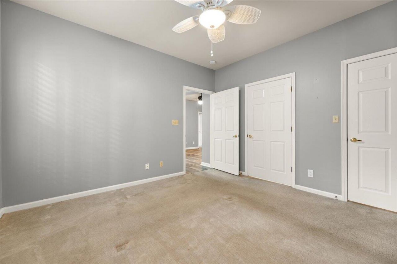 1600 Long Grove Drive Photo 14