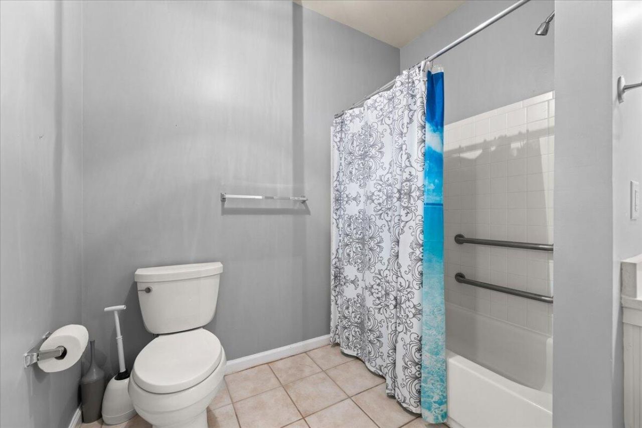 1600 Long Grove Drive Photo 17