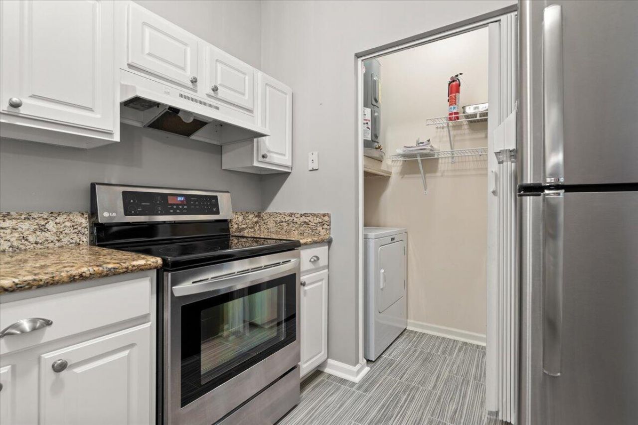 1600 Long Grove Drive Photo 4