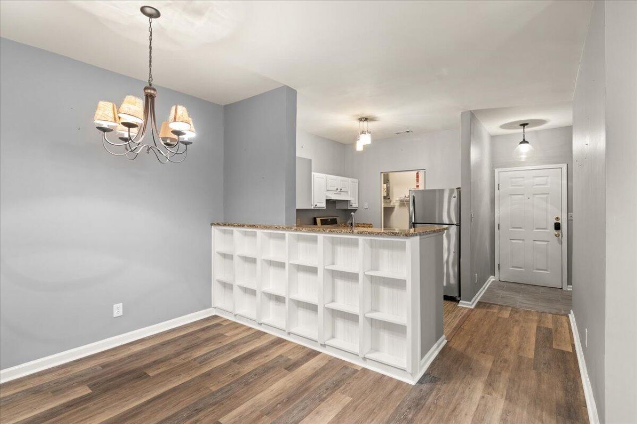 1600 Long Grove Drive Photo 7