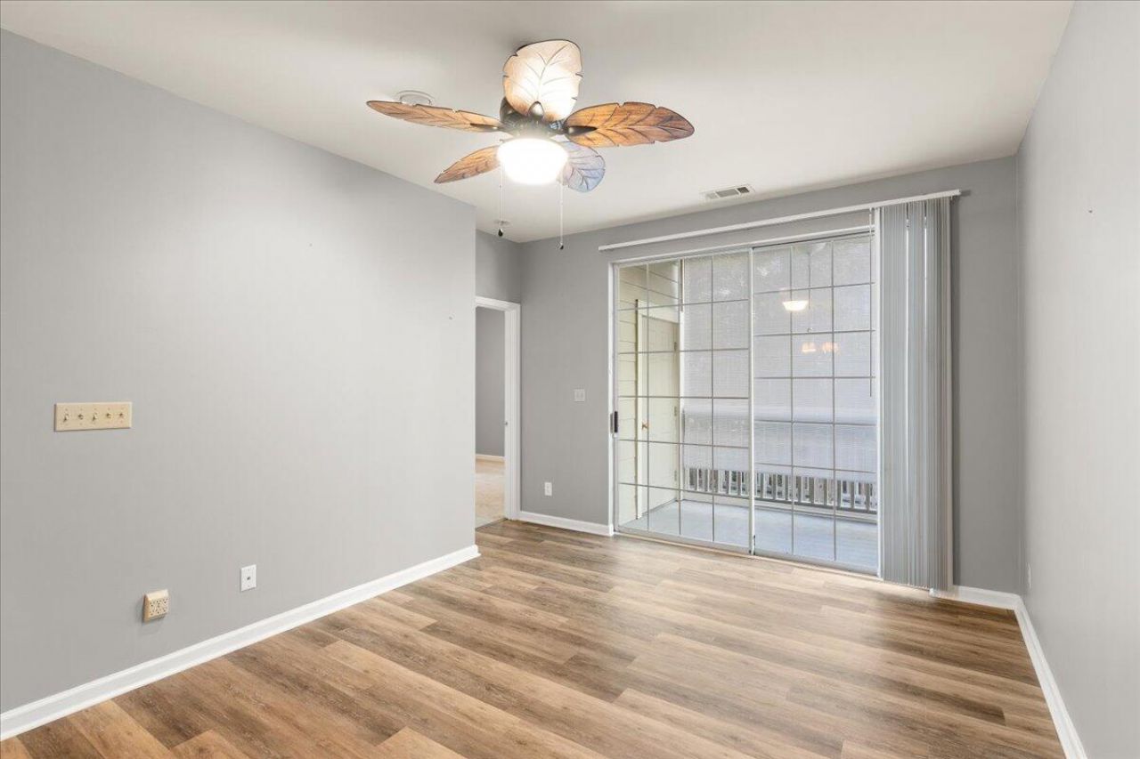 1600 Long Grove Drive Photo 8