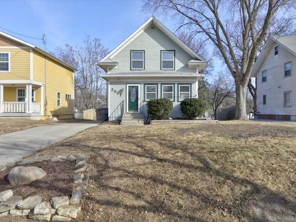 2327 E 9th Street, Des Moines, IA 50316