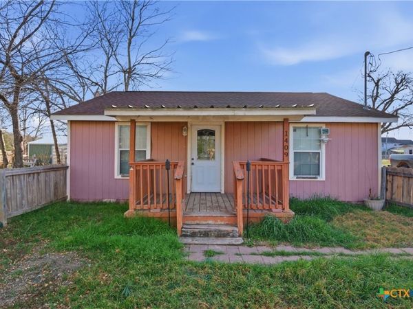 1409 N Heideke Street , Seguin, TX 78155