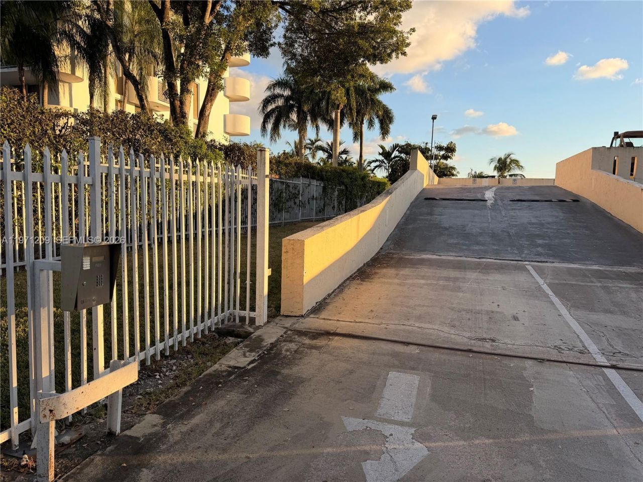 2350 NE 135th St , Unit 503, North Miami, FL 33181 Photo