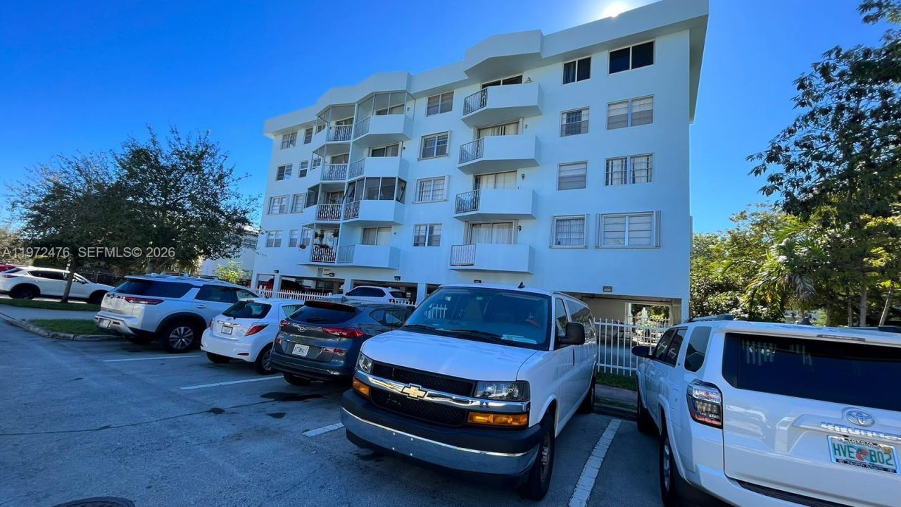 1990 Marseille Dr, Unit 407, Miami Beach, FL 33141 Photo