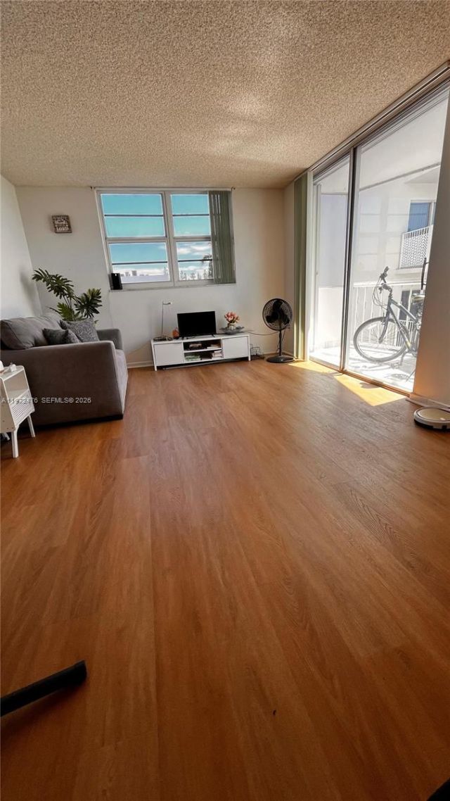 1990 Marseille Dr, Unit 407, Miami Beach, FL 33141 Photo