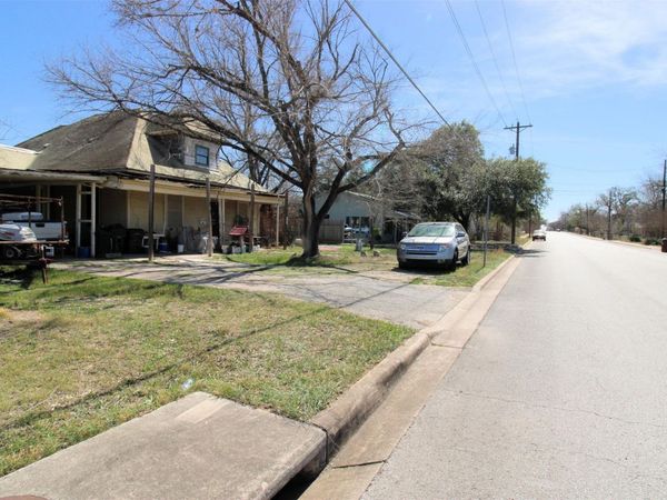 402 Trinity ST, Lockhart, TX 78644