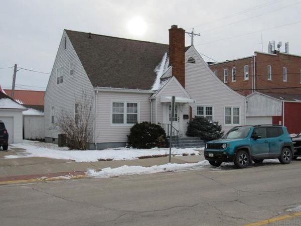 109 N Madison Street, Manchester, IA 52057