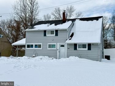 24 ROUNDWOOD LANE, LEVITTOWN, PA 19055