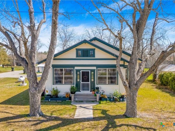 301 S Pecan Street , Moulton, TX 77975