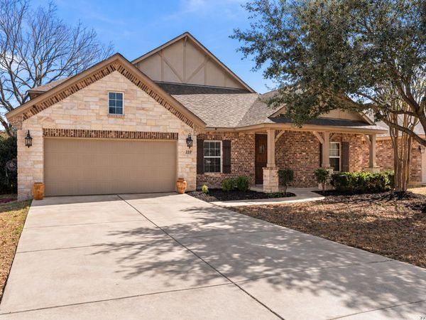 221 Ludwig Dr, Boerne, TX 78006