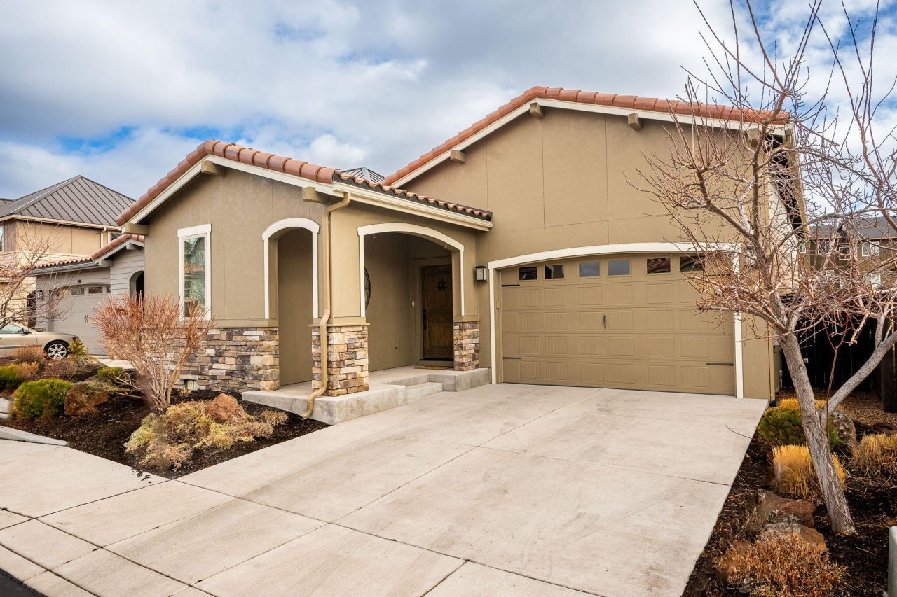 63101 NW Via Cambria, Bend, OR 97703 Main Photo