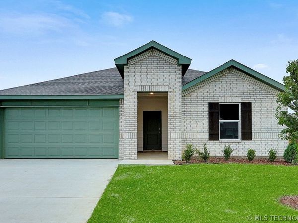 2204 E Toledo Street, Broken Arrow, OK 74011