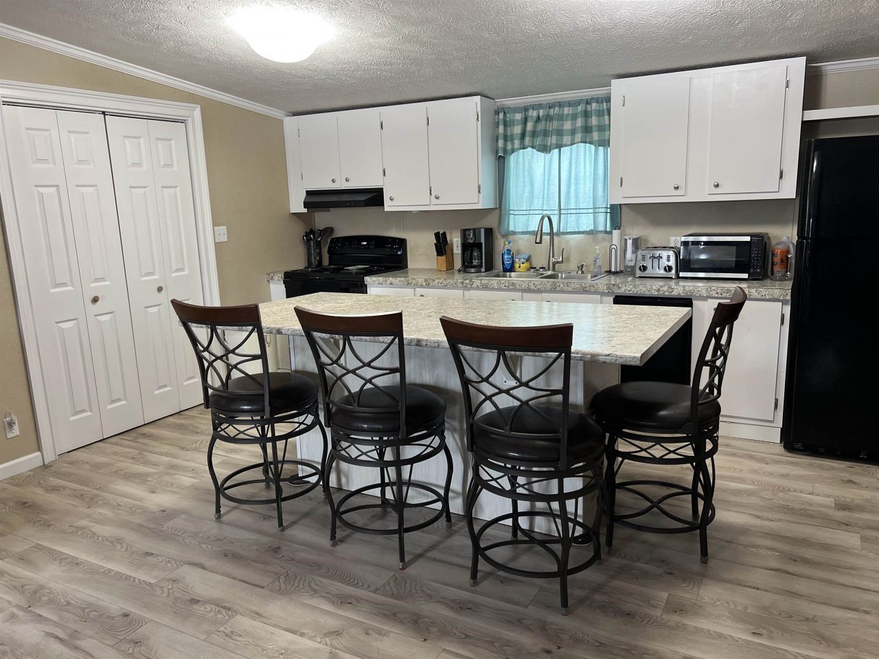 1617 Crystal Lake Dr.  Photo 16