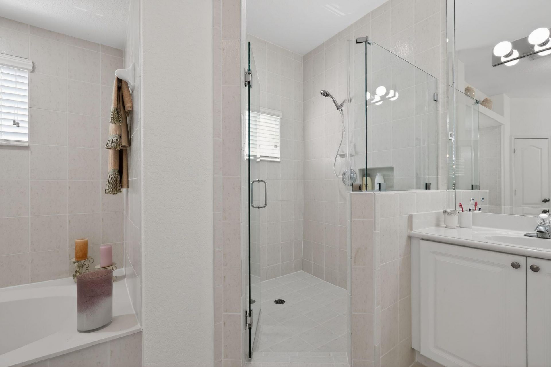 16613 NW 77th Path, Miami Lakes, FL 33016 Photo