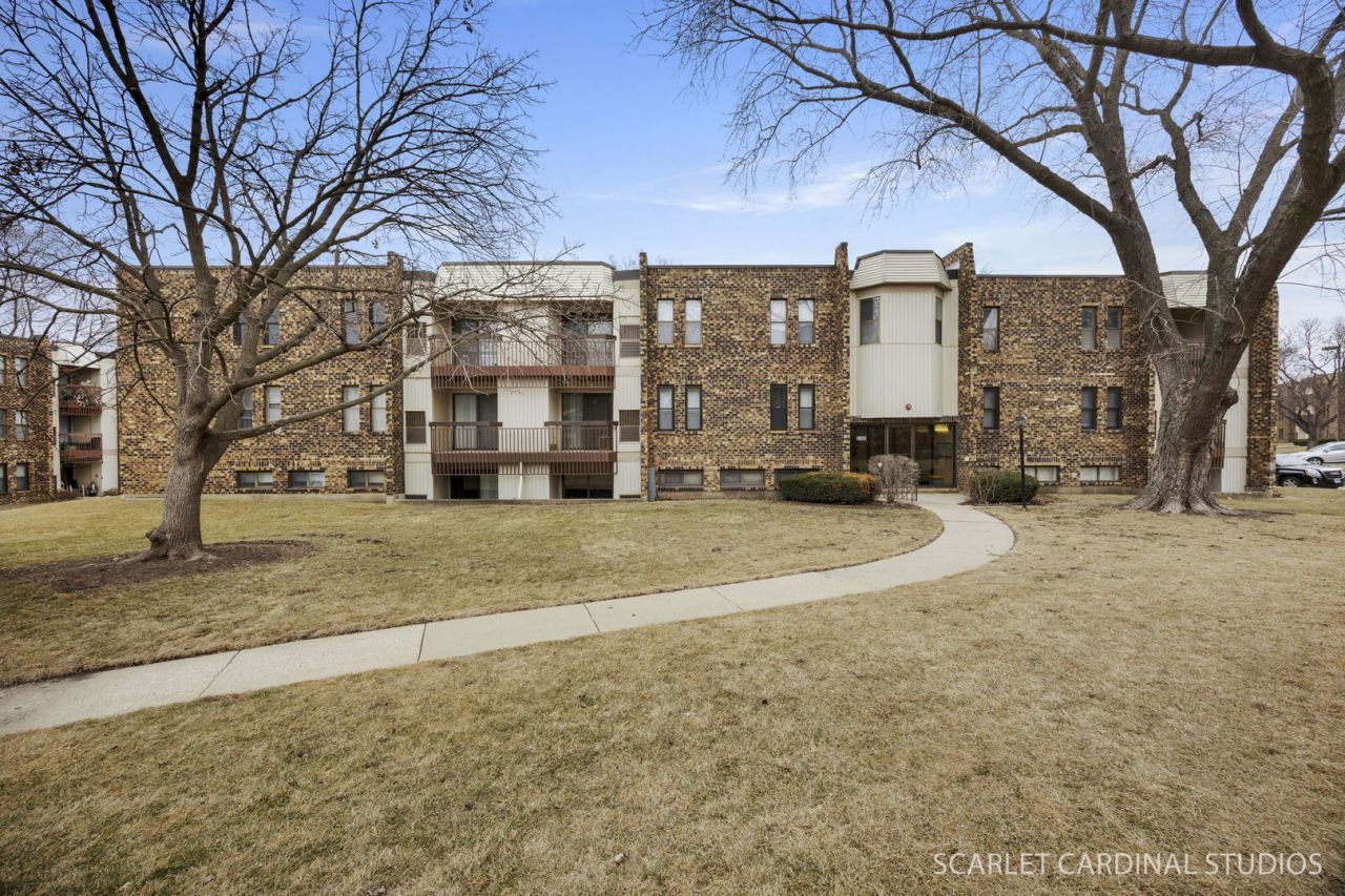 2208 Country Club Drive, Unit 6, Woodridge, IL 60517 Main Photo