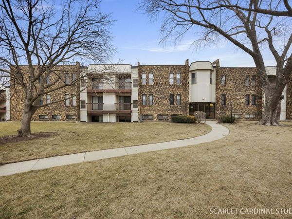 2208 Country Club Drive, Unit 6, Woodridge, IL 60517
