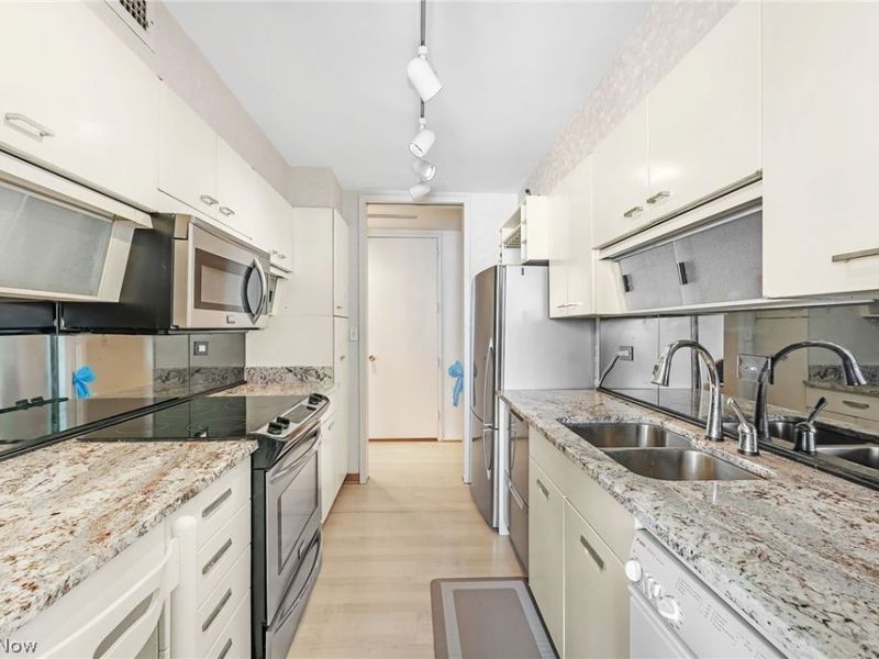 12700 Lake Avenue, Unit 1107, Lakewood, OH 44107 Photo 12