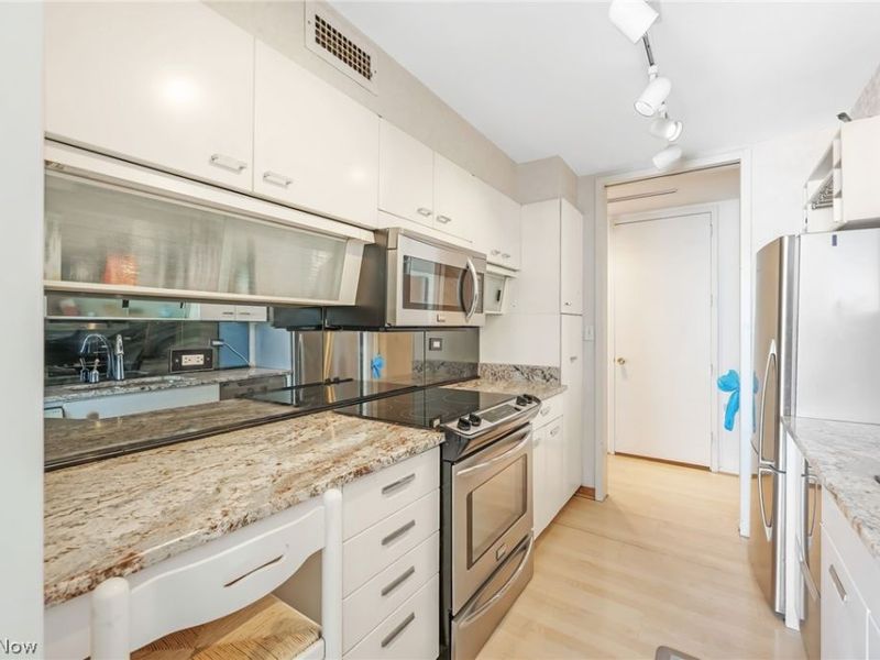 12700 Lake Avenue, Unit 1107, Lakewood, OH 44107 Photo 13