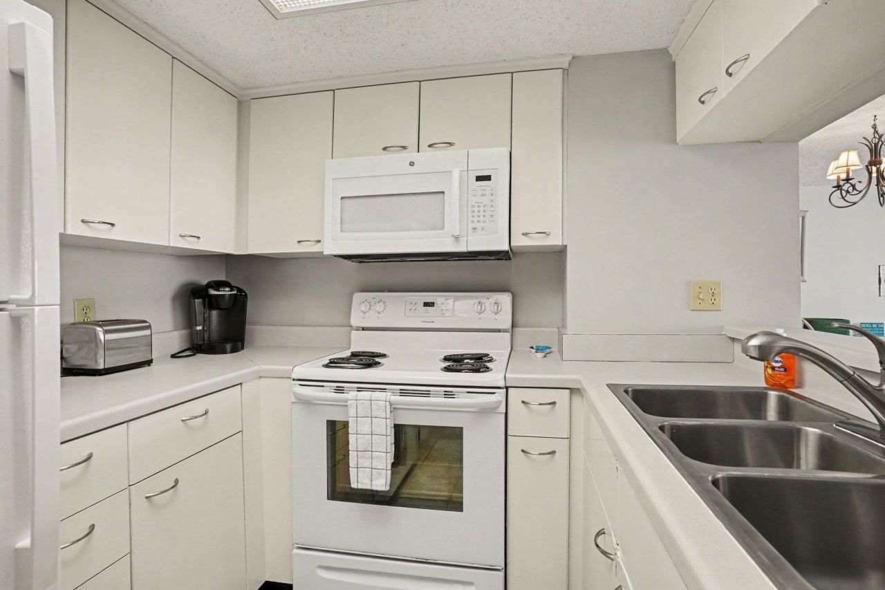 9820 Queensway Blvd.  Photo 11